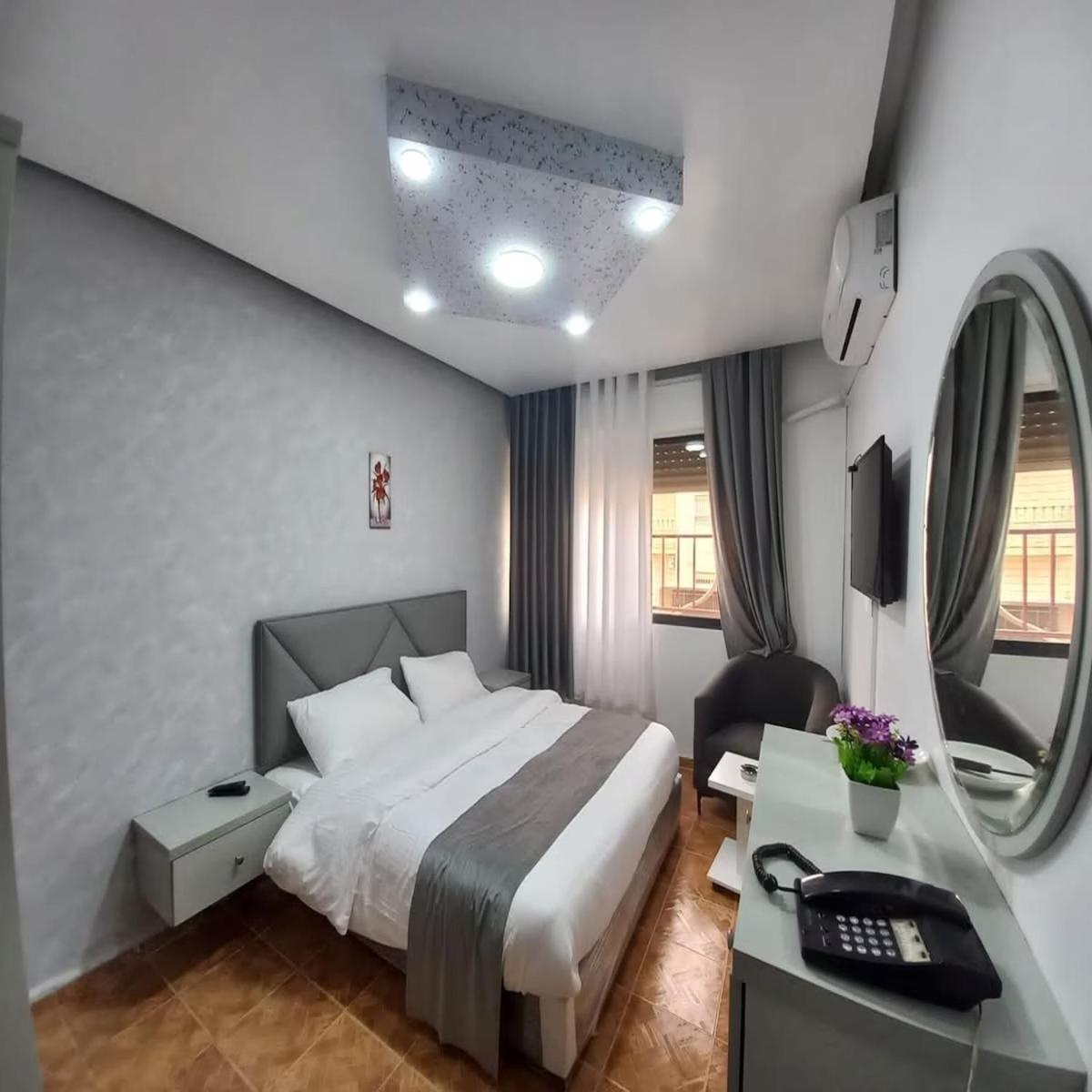 Al-Nujoom Hotel Suites Amman Exteriör bild