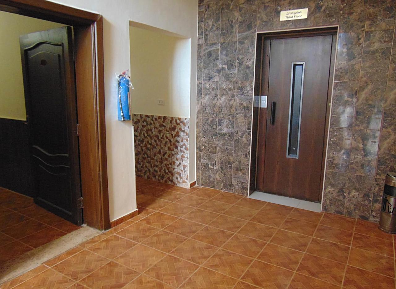 Al-Nujoom Hotel Suites Amman Exteriör bild