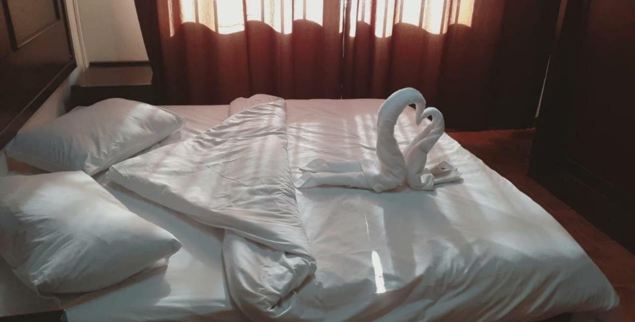 Al-Nujoom Hotel Suites Amman Exteriör bild